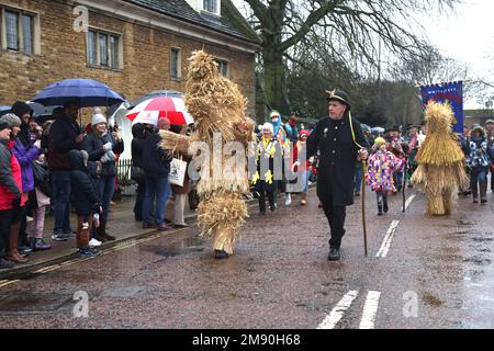 Whittlesey, Regno Unito. 14th Jan, 2023. Il festival Whittlesea Straw Bear celebra la vecchia usanza dell'aratro Fenland di parare gli orsi di paglia intorno alla città ogni gennaio. La processione, guidata dall'Orso di paglia, conta oltre 250 ballerini, musicisti e artisti. Si esibiscono in tradizionali balli Molly, Morris, Clog e Sword e sta facendo un ritorno di benvenuto dopo che il COVID-19 ha interrotto i recenti festival, con 2020 che è stata l'ultima volta che si è tenuta. Whittlesea Straw Bear Festival, Whittlesey, Cambridgeshire, Regno Unito, il 14 gennaio, 2023. Credit: Paul Marriott/Alamy Live News Foto Stock