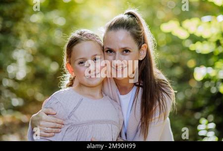Ritratto di madre con sua figlia in foresta. Foto Stock