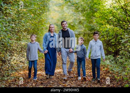 Ritratto di famiglia felice con i bambini in una foresta. Foto Stock
