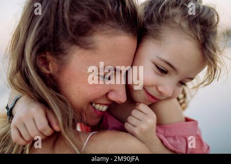 Ritratto di madre e di sua figlia, godendosi il tempo in mare. Foto Stock