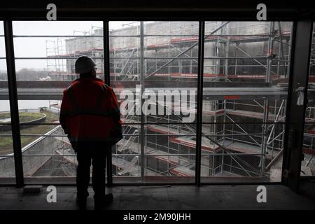 Magonza, Germania. 16th Jan, 2023. Un uomo si trova davanti a una finestra durante una passeggiata nel cantiere del municipio. Il municipio è attualmente in fase di ristrutturazione. (A dpa 'Mainz municipio smantellato e memorizzato') Credit: Sebastian Christoph Gollnow/dpa/Alamy Live News Foto Stock