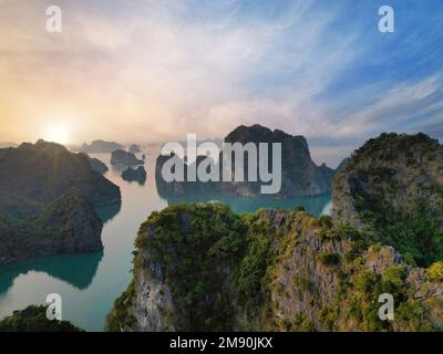 Trasognata tramonto tra le rocce della baia di Halong, Vietnam Foto Stock