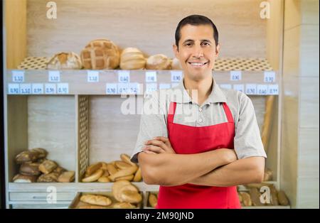 Ritratto di un uomo che lavora in una panetteria Foto Stock
