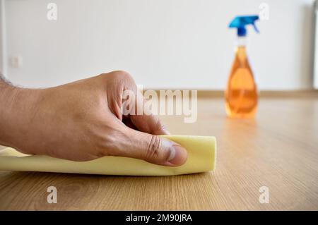 primo piano nella pulizia e manutenzione dei pavimenti in legno di concetto Foto Stock