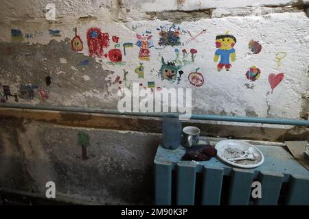 YAHIDNE, UCRAINA - 14 GENNAIO 2023 - i disegni per bambini coprono il muro del seminterrato scolastico dove i soldati russi tenevano 299 adulti e 67 bambini Foto Stock