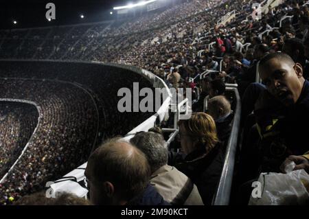 NOU CAMP, STAGIONE 2005-2006, CHAMPIONS LEAGUE: La folla alla partita di Champions League tra Barcellona FC e Panathinaikos al Camp Nou di Barcellona, novembre 2005, il Barcellona ha vinto 5-0 sulla strada per vincere il suo secondo titolo di Champions League nel 2006. Figura: ROB WATKINS. Camp Nou è l'iconico stadio di calcio di Barcellona, in Spagna, e la sede del FC Barcelona. Inaugurato nel 1957, è uno degli stadi più grandi d'Europa, rinomato per la sua impressionante architettura e l'atmosfera vibrante, che ospita innumerevoli partite storiche. Foto Stock