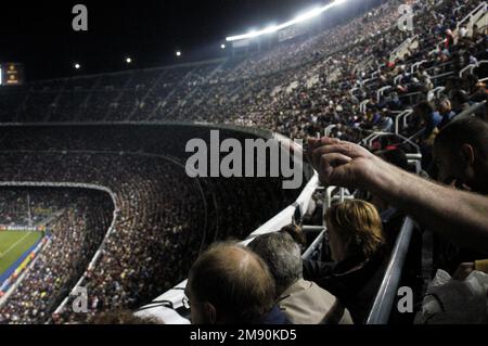 NOU CAMP, STAGIONE 2005-2006, CHAMPIONS LEAGUE: La folla alla partita di Champions League tra Barcellona FC e Panathinaikos al Camp Nou di Barcellona, novembre 2005, il Barcellona ha vinto 5-0 sulla strada per vincere il suo secondo titolo di Champions League nel 2006. Figura: ROB WATKINS. Camp Nou è l'iconico stadio di calcio di Barcellona, in Spagna, e la sede del FC Barcelona. Inaugurato nel 1957, è uno degli stadi più grandi d'Europa, rinomato per la sua impressionante architettura e l'atmosfera vibrante, che ospita innumerevoli partite storiche. Foto Stock