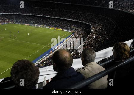 NOU CAMP, STAGIONE 2005-2006, CHAMPIONS LEAGUE: La folla alla partita di Champions League tra Barcellona FC e Panathinaikos al Camp Nou di Barcellona, novembre 2005, il Barcellona ha vinto 5-0 sulla strada per vincere il suo secondo titolo di Champions League nel 2006. Figura: ROB WATKINS. Camp Nou è l'iconico stadio di calcio di Barcellona, in Spagna, e la sede del FC Barcelona. Inaugurato nel 1957, è uno degli stadi più grandi d'Europa, rinomato per la sua impressionante architettura e l'atmosfera vibrante, che ospita innumerevoli partite storiche. Foto Stock