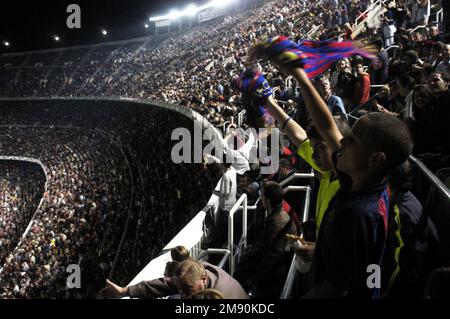 NOU CAMP, STAGIONE 2005-2006, CHAMPIONS LEAGUE: La folla alla partita di Champions League tra Barcellona FC e Panathinaikos al Camp Nou di Barcellona, novembre 2005, il Barcellona ha vinto 5-0 sulla strada per vincere il suo secondo titolo di Champions League nel 2006. Figura: ROB WATKINS. Camp Nou è l'iconico stadio di calcio di Barcellona, in Spagna, e la sede del FC Barcelona. Inaugurato nel 1957, è uno degli stadi più grandi d'Europa, rinomato per la sua impressionante architettura e l'atmosfera vibrante, che ospita innumerevoli partite storiche. Foto Stock