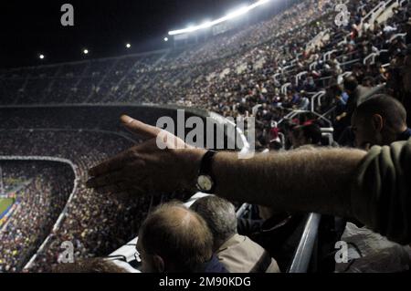 NOU CAMP, STAGIONE 2005-2006, CHAMPIONS LEAGUE: La folla alla partita di Champions League tra Barcellona FC e Panathinaikos al Camp Nou di Barcellona, novembre 2005, il Barcellona ha vinto 5-0 sulla strada per vincere il suo secondo titolo di Champions League nel 2006. Figura: ROB WATKINS. Camp Nou è l'iconico stadio di calcio di Barcellona, in Spagna, e la sede del FC Barcelona. Inaugurato nel 1957, è uno degli stadi più grandi d'Europa, rinomato per la sua impressionante architettura e l'atmosfera vibrante, che ospita innumerevoli partite storiche. Foto Stock