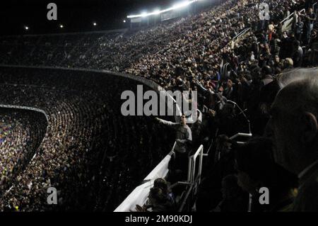 NOU CAMP, STAGIONE 2005-2006, CHAMPIONS LEAGUE: La folla alla partita di Champions League tra Barcellona FC e Panathinaikos al Camp Nou di Barcellona, novembre 2005, il Barcellona ha vinto 5-0 sulla strada per vincere il suo secondo titolo di Champions League nel 2006. Figura: ROB WATKINS. Camp Nou è l'iconico stadio di calcio di Barcellona, in Spagna, e la sede del FC Barcelona. Inaugurato nel 1957, è uno degli stadi più grandi d'Europa, rinomato per la sua impressionante architettura e l'atmosfera vibrante, che ospita innumerevoli partite storiche. Foto Stock