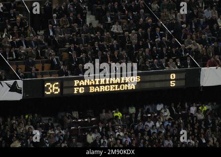 NOU CAMP, STAGIONE 2005-2006, CHAMPIONS LEAGUE: La folla alla partita di Champions League tra Barcellona FC e Panathinaikos al Camp Nou di Barcellona, novembre 2005, il Barcellona ha vinto 5-0 sulla strada per vincere il suo secondo titolo di Champions League nel 2006. Figura: ROB WATKINS. Camp Nou è l'iconico stadio di calcio di Barcellona, in Spagna, e la sede del FC Barcelona. Inaugurato nel 1957, è uno degli stadi più grandi d'Europa, rinomato per la sua impressionante architettura e l'atmosfera vibrante, che ospita innumerevoli partite storiche. Foto Stock