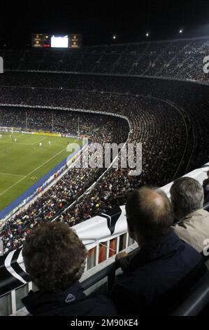 NOU CAMP, STAGIONE 2005-2006, CHAMPIONS LEAGUE: La folla alla partita di Champions League tra Barcellona FC e Panathinaikos al Camp Nou di Barcellona, novembre 2005, il Barcellona ha vinto 5-0 sulla strada per vincere il suo secondo titolo di Champions League nel 2006. Figura: ROB WATKINS. Camp Nou è l'iconico stadio di calcio di Barcellona, in Spagna, e la sede del FC Barcelona. Inaugurato nel 1957, è uno degli stadi più grandi d'Europa, rinomato per la sua impressionante architettura e l'atmosfera vibrante, che ospita innumerevoli partite storiche. Foto Stock