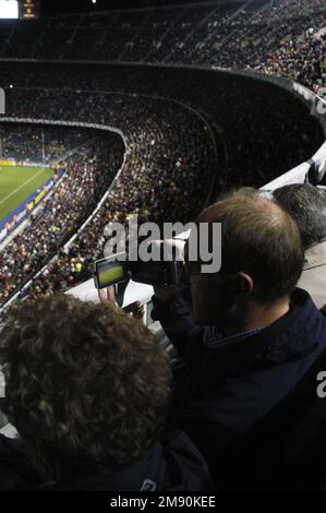 NOU CAMP, STAGIONE 2005-2006, CHAMPIONS LEAGUE: La folla alla partita di Champions League tra Barcellona FC e Panathinaikos al Camp Nou di Barcellona, novembre 2005, il Barcellona ha vinto 5-0 sulla strada per vincere il suo secondo titolo di Champions League nel 2006. Figura: ROB WATKINS. Camp Nou è l'iconico stadio di calcio di Barcellona, in Spagna, e la sede del FC Barcelona. Inaugurato nel 1957, è uno degli stadi più grandi d'Europa, rinomato per la sua impressionante architettura e l'atmosfera vibrante, che ospita innumerevoli partite storiche. Foto Stock