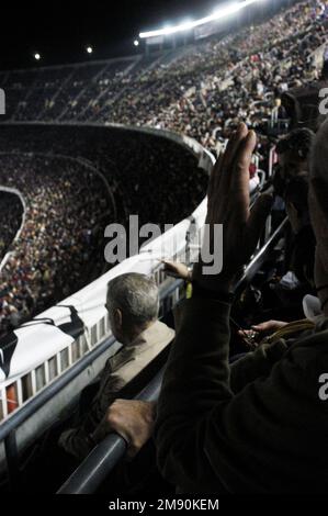 NOU CAMP, STAGIONE 2005-2006, CHAMPIONS LEAGUE: La folla alla partita di Champions League tra Barcellona FC e Panathinaikos al Camp Nou di Barcellona, novembre 2005, il Barcellona ha vinto 5-0 sulla strada per vincere il suo secondo titolo di Champions League nel 2006. Figura: ROB WATKINS. Camp Nou è l'iconico stadio di calcio di Barcellona, in Spagna, e la sede del FC Barcelona. Inaugurato nel 1957, è uno degli stadi più grandi d'Europa, rinomato per la sua impressionante architettura e l'atmosfera vibrante, che ospita innumerevoli partite storiche. Foto Stock