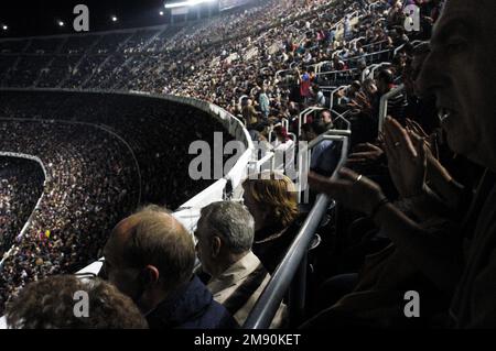 NOU CAMP, STAGIONE 2005-2006, CHAMPIONS LEAGUE: La folla alla partita di Champions League tra Barcellona FC e Panathinaikos al Camp Nou di Barcellona, novembre 2005, il Barcellona ha vinto 5-0 sulla strada per vincere il suo secondo titolo di Champions League nel 2006. Figura: ROB WATKINS. Camp Nou è l'iconico stadio di calcio di Barcellona, in Spagna, e la sede del FC Barcelona. Inaugurato nel 1957, è uno degli stadi più grandi d'Europa, rinomato per la sua impressionante architettura e l'atmosfera vibrante, che ospita innumerevoli partite storiche. Foto Stock