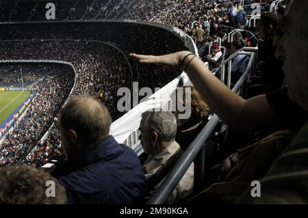 NOU CAMP, STAGIONE 2005-2006, CHAMPIONS LEAGUE: La folla alla partita di Champions League tra Barcellona FC e Panathinaikos al Camp Nou di Barcellona, novembre 2005, il Barcellona ha vinto 5-0 sulla strada per vincere il suo secondo titolo di Champions League nel 2006. Figura: ROB WATKINS. Camp Nou è l'iconico stadio di calcio di Barcellona, in Spagna, e la sede del FC Barcelona. Inaugurato nel 1957, è uno degli stadi più grandi d'Europa, rinomato per la sua impressionante architettura e l'atmosfera vibrante, che ospita innumerevoli partite storiche. Foto Stock