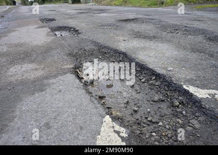 Buche profonde nel mezzo di un villaggio, (Boughton Monchelsea) Kent, Regno Unito. Foto Stock
