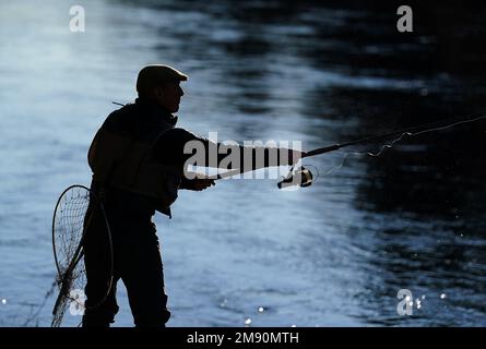 Un pescatore lancia dopo una cerimonia di apertura il giorno di apertura della stagione di pesca del salmone sul fiume Tay al ponte di Kincalven vicino a Meikleour, Perthshire. Data immagine: Lunedì 16 gennaio 2023. Foto Stock