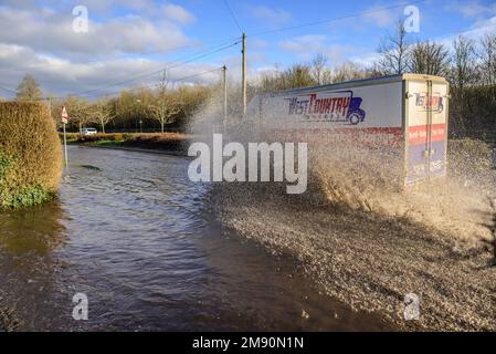 Fordingbridge, Hampshire, Regno Unito, 16th gennaio 2023, Meteo: Il fiume Avon scoppia le sue rive, inondando il parco lungo il fiume dopo più pioggia notturna. Un avviso di alluvione riguarda le zone basse vicine al fiume e ai suoi affluenti. Credit: Paul Biggins/Alamy Live News Foto Stock