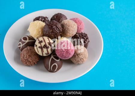 cioccolatini fotografici su un piatto bianco Foto Stock