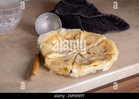 piatto e asciugamano per frittelle foto sul tavolo da cucina Foto Stock