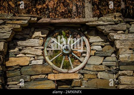 Vecchia ruota di legno speciale per carrelli (karutsa in bulgaro). Foto Stock