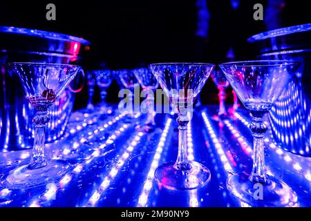 bicchieri vuoti di cocktail alcolici al colorato spettacolo del barista nel ristorante con illuminazione Foto Stock