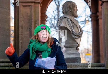 Andrene Bamford, presidente dell'Istituto educativo di Scozia (EIS), parla in un rally, mentre gli insegnanti intraprendono un'azione di sciopero, al di fuori del Corn Exchange di Haddington, East Lothian. I membri del SIE sono usciti dal primo sciopero nazionale sulla retribuzione per quasi 40 anni, con l'azione degli insegnanti che si prevede chiuderà la maggior parte delle scuole in tutta la Scozia. Data immagine: Lunedì 16 gennaio 2023. Foto Stock