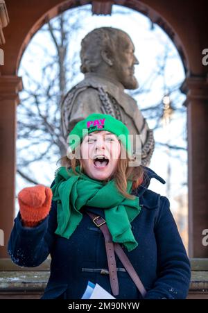 Andrene Bamford, presidente dell'Istituto educativo di Scozia (EIS), parla in un rally, mentre gli insegnanti intraprendono un'azione di sciopero, al di fuori del Corn Exchange di Haddington, East Lothian. I membri del SIE sono usciti dal primo sciopero nazionale sulla retribuzione per quasi 40 anni, con l'azione degli insegnanti che si prevede chiuderà la maggior parte delle scuole in tutta la Scozia. Data immagine: Lunedì 16 gennaio 2023. Foto Stock