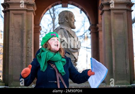 Andrene Bamford, presidente dell'Istituto educativo di Scozia (EIS), parla in un rally, mentre gli insegnanti intraprendono un'azione di sciopero, al di fuori del Corn Exchange di Haddington, East Lothian. I membri del SIE sono usciti dal primo sciopero nazionale sulla retribuzione per quasi 40 anni, con l'azione degli insegnanti che si prevede chiuderà la maggior parte delle scuole in tutta la Scozia. Data immagine: Lunedì 16 gennaio 2023. Foto Stock