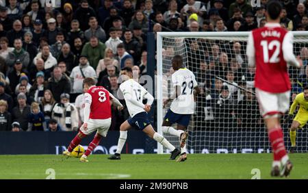 Londra, Regno Unito. 15th Jan, 2023. Martin Odegaard dell'Arsenale segna i suoi team 2nd goal . Partita della Premier League, Tottenham Hotspur contro Arsenal al Tottenham Hotspur Stadium di Londra domenica 15th gennaio 2023. Questa immagine può essere utilizzata solo per scopi editoriali. Solo per uso editoriale, licenza richiesta per uso commerciale. Non è utilizzabile nelle scommesse, nei giochi o nelle pubblicazioni di un singolo club/campionato/giocatore. pic by Sandra Mailer/Andrew Orchard sports photography/Alamy Live news Credit: Andrew Orchard sports photography/Alamy Live News Foto Stock