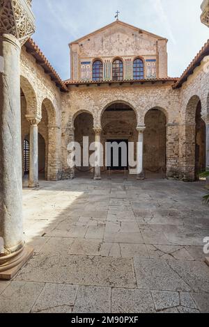 Cortile della Basilica Eufrasiana chiamata anche Basilica Cattedrale dell'Assunzione di Maria a Parenzo Foto Stock