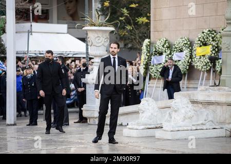 Athen, Grecia. 16th Jan, 2023. Philippos di Grecia arriva al servizio funerario per l'ex re Costantino II di Grecia presso la Cattedrale Metropolitana. Costantino II morì ad Atene il 10 gennaio 2023, all'età di 82 anni. Credit: Socrate Baltagiannis/dpa/Alamy Live News Foto Stock