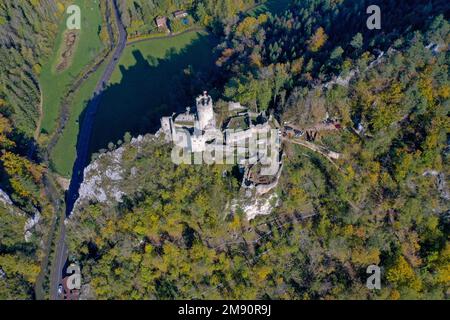 Casle Burg ruin Neu-Falkenstein vicino Balsthal dietro Oensingen Solothurn Svizzera Aerial View Drone Shot Foto Stock