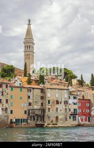 Primo piano del centro storico di Rovigno con la Chiesa di San Eufemia che sorge in alto sopra le case Foto Stock