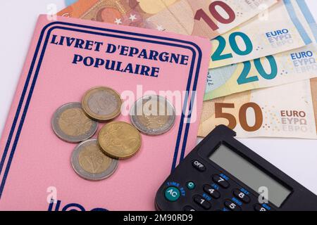 Parigi, Francia - 16 gennaio 2023 : libro di risparmio Livret d'Epargne Populaire. Il tasso d'interesse del Livret d'Epargne Populaire aumenta il 1 febbraio; Foto Stock
