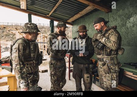 Gruppo di soldati che discutono qualcosa prima del combattimento Foto Stock