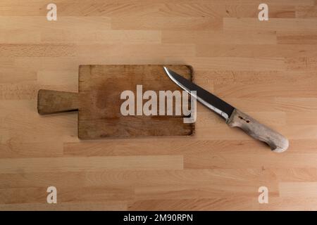 Vista dall'alto del tagliere in legno e del coltello. Foto Stock