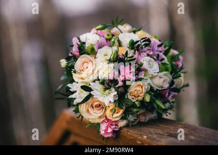 Bel bouquet di nozze con rose gialle, crisantemi bianchi e rosa Alstroemeria primo piano Foto Stock