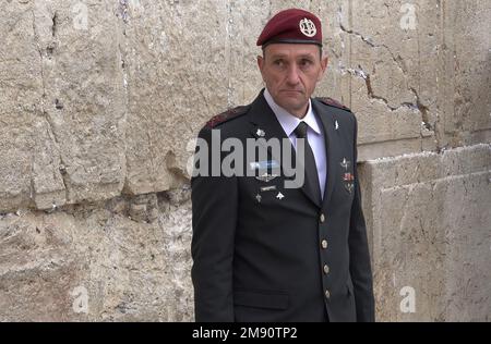 GERUSALEMME, ISRAELE - 16 GENNAIO: Il nuovo capo di stato maggiore dell'IDF Herzi Halevi visita il Muro Occidentale, il luogo più sacro dove gli ebrei possono pregare il 16 gennaio 2023, a Gerusalemme, Israele. Herzi Halevi è stato giurato in oggi come il nuovo capo di stato maggiore delle forze di difesa di Israele, è stato sollevato con un background religioso-nazionalista ebraico e vive in un insediamento ebraico in Cisgiordania. Credit: Eddie Gerald/Alamy Live News Foto Stock