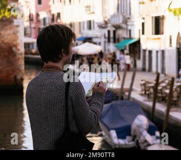 Un artista traccia il bellissimo paesaggio urbano di Venezia Foto Stock