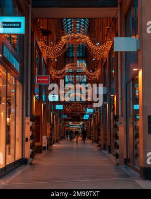 Una strada per lo shopping a Monaco di notte Foto Stock