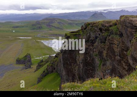 Paesaggio a Dyrholaey, Islanda Dyrhólaey ('isola di collina del door'), precedentemente conosciuto dai marinai come capo Portland, è un piccolo promontorio situato sul sud Foto Stock