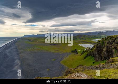 Paesaggio a Dyrholaey, Islanda Dyrhólaey ('isola di collina del door'), precedentemente conosciuto dai marinai come capo Portland, è un piccolo promontorio situato sul sud Foto Stock