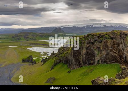 Paesaggio a Dyrholaey, Islanda Dyrhólaey ('isola di collina del door'), precedentemente conosciuto dai marinai come capo Portland, è un piccolo promontorio situato sul sud Foto Stock