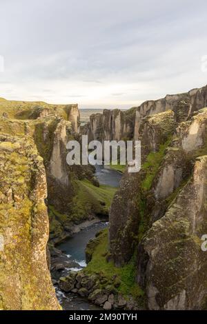 Fotografia drone del paesaggio a Dyrholaey, Islanda Dyrhólaey ('isola di collina del door'), precedentemente conosciuto dai marinai come capo Portland, è un piccolo promont Foto Stock