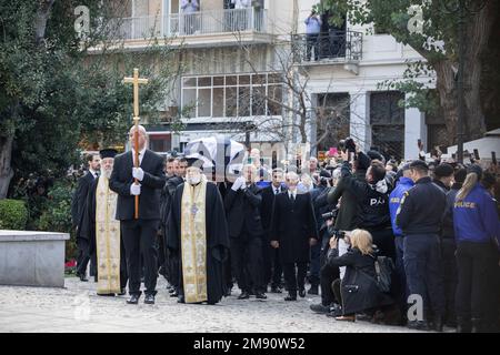 Athen, Grecia. 16th Jan, 2023. La bara viene portata in processione alla Cattedrale Metropolitana per il servizio funerario dell'ex re Costantino II di Grecia. Costantino II morì ad Atene il 10 gennaio 2023 all'età di 82 anni. Credit: Socrate Baltagiannis/dpa/Alamy Live News Foto Stock