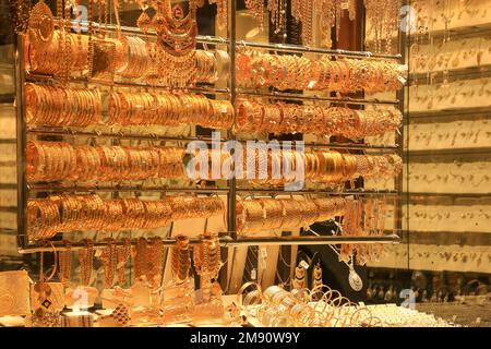 Bracciali tradizionali in oro in vendita presso un mercato, Sharjah, Dubai, Emirati Arabi Uniti Foto Stock