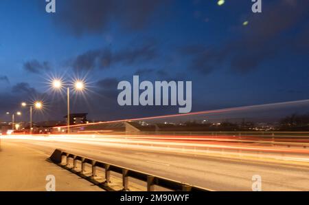 Lunga esposizione a seguito del traffico sul ponte SDR, Newport, Galles, Regno Unito Foto Stock